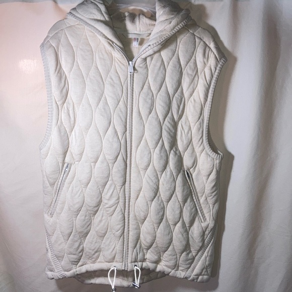 Free People Muted Beige XS Quilted Pattern Vest With Zipped Pockets and Closure - Picture 1 of 13